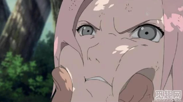 小樱流眼泪翻白眼咬铁球，网友纷纷表示这场景太搞笑了，简直是动漫中的经典瞬间！