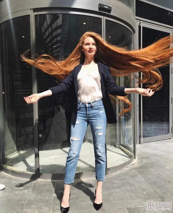 俄罗斯狂躁美女大BBBBBB:惊现超长发型搭配疯狂舞蹈,引全球网友热议与模仿! 俄罗斯狂躁美女大BBBBBB:惊现超长发型搭配疯狂舞蹈,引全球网友热议与模仿!