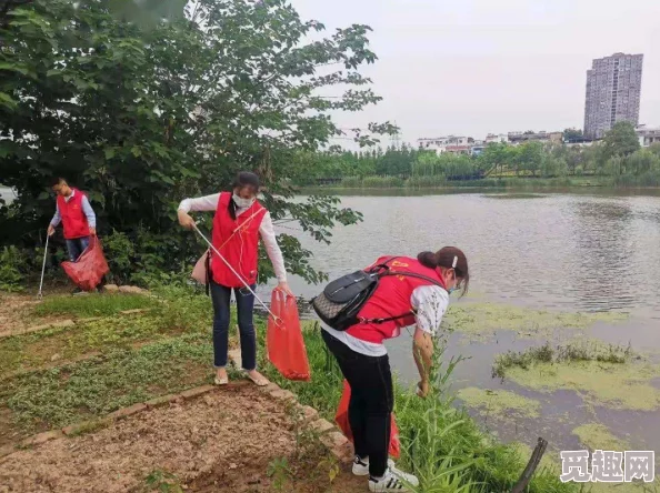 儿子辛勤耕耘母亲的土地，传承家族精神与责任感，共同守护这片养育他们的沃土与希望