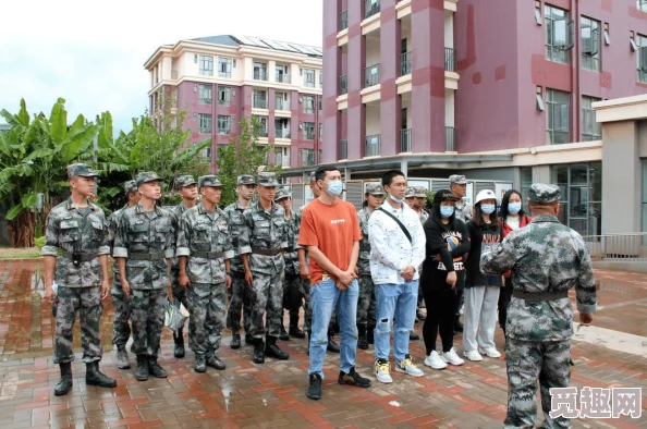 被教官在寝室里狂c，学生们纷纷表示震惊与不满，校方对此事件展开调查并承诺将严肃处理相关责任人