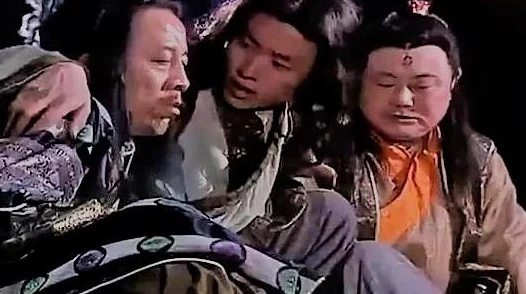 两个人拔萝卜打扑克，据说其中一个是当红明星张三，另一个是神秘富豪李四