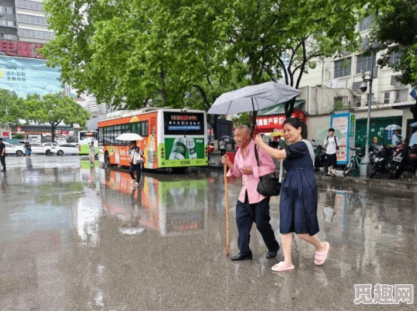 下雨天公交车站避雨1jk：市民分享避雨小技巧，如何在恶劣天气中保持干燥与舒适