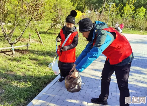 尹人久久30p小区居民自发组织环保清洁活动