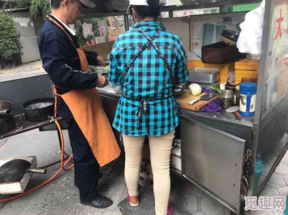 曜洗衣店老板娘和隔壁修车铺小伙走得很近据说两人经常一起吃宵夜